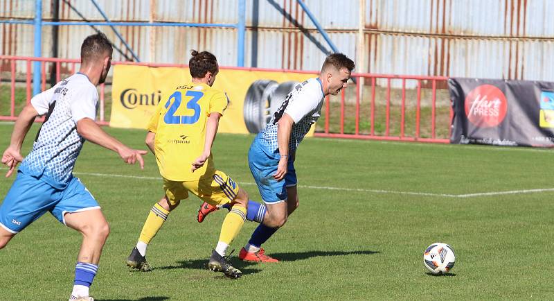 Fotbalisté Otrokovic (modro-bílé dresy) podruhé v sezoně zvítězili, porazili Jihlavu "B" 2:0.