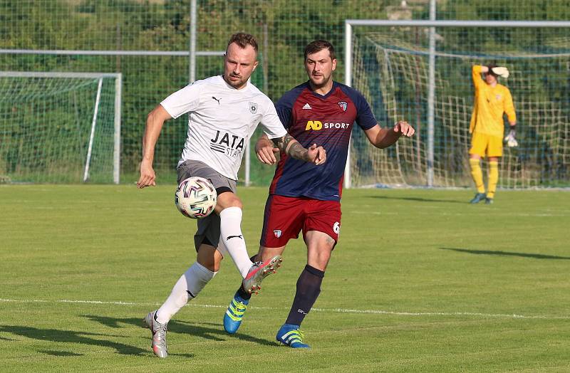 Fotbalisté Štípy (v tmavých dresech) porazili Hvozdnou jednoznačně 5:0.