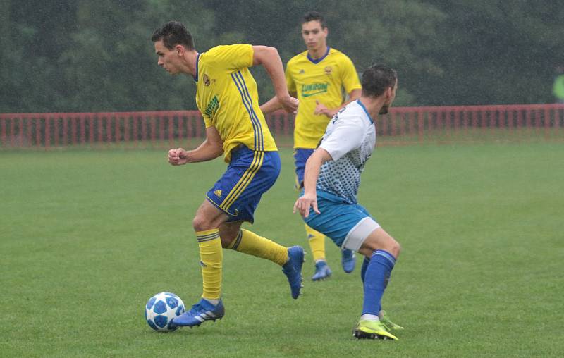 Fotbalisté Otrokovic (v bílých dresech) prohráli v 6. kole MSFL se zlínskou rezervou 0:4.