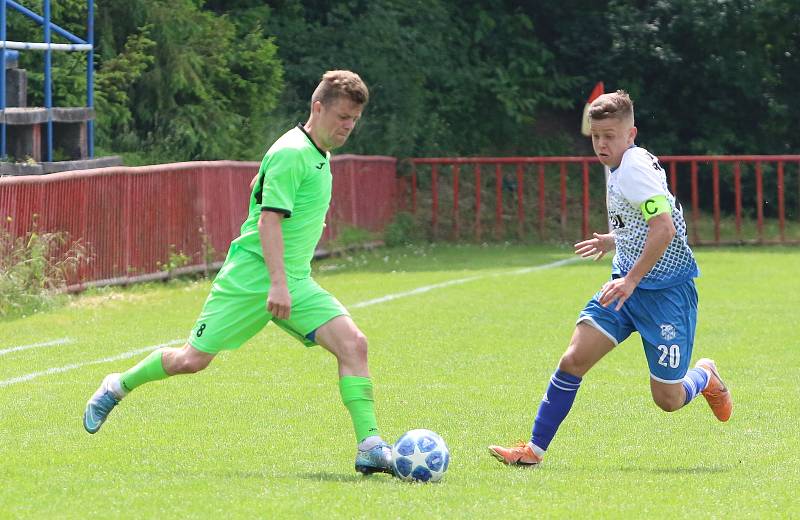 Fotbalisté Otrokovic (v bílých dresech) si v sobotu dokázali poradit s divizním Přerovem 4:2.