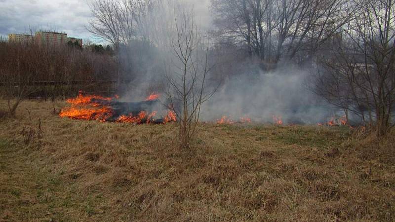 Požár trávy v areálu firmy v Otrokovicích