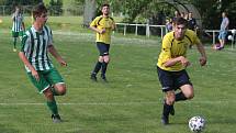 Fotbalisté Újezdu (ve žlutých dresech) zdolali Vysoké Pole 4:2 a před letní pauzou zůstali v čele Ligy4.