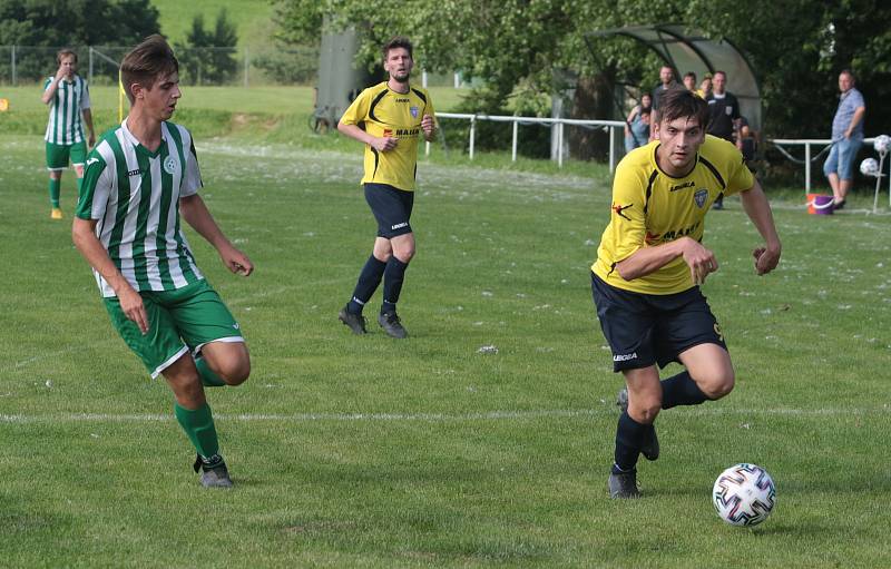 Fotbalisté Újezdu (ve žlutých dresech) zdolali Vysoké Pole 4:2 a před letní pauzou zůstali v čele Ligy4.