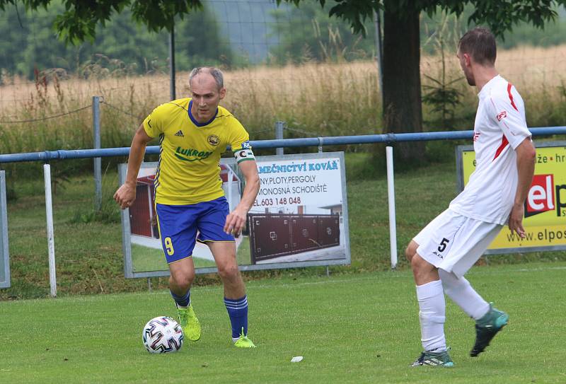 Fotbalisté Luhačovic (ve žlutých dresech) zvítězili na hřišti Sokola Veselá 4:3.