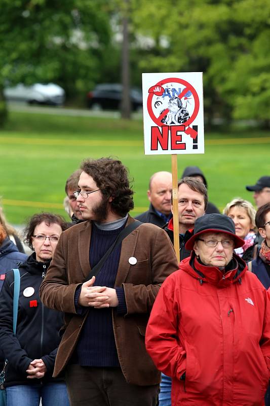 Demonstrace proti ministryni spravedlnosti Marii Benešové na náměstí T. G. Masaryka ve Zlíně, 13. 5. 2019