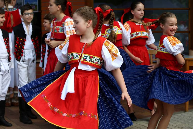 Dětský folklórní festival Májíček. XIII. ročník tradičního česko-slovenského festivalu dětských folklórních souborů před kostelem Panny Marie Pomocnice křesťanů na Jižních Svazích