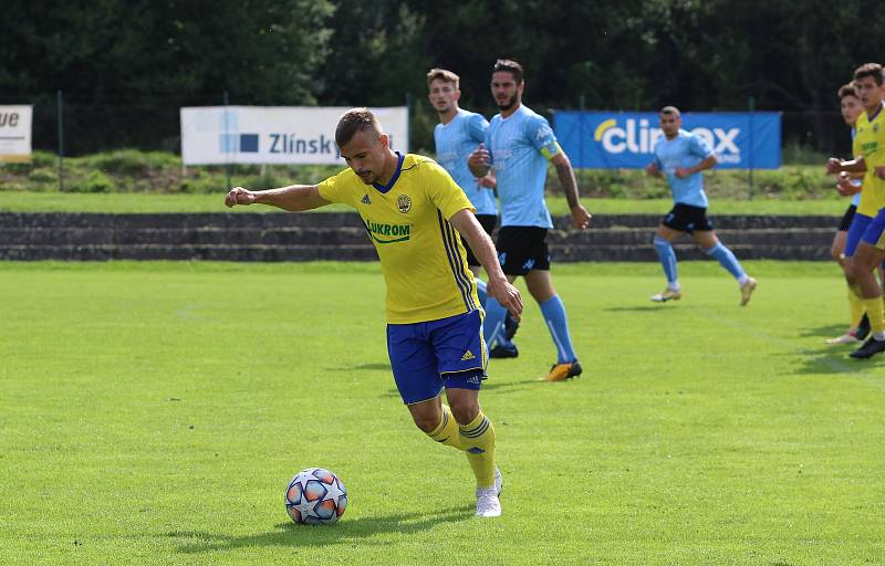 Fotbalisté Zlína B (žluté dresy) v 5. kole MSFL přehráli Znojmo 4:0. Foto: Jan Zahnaš