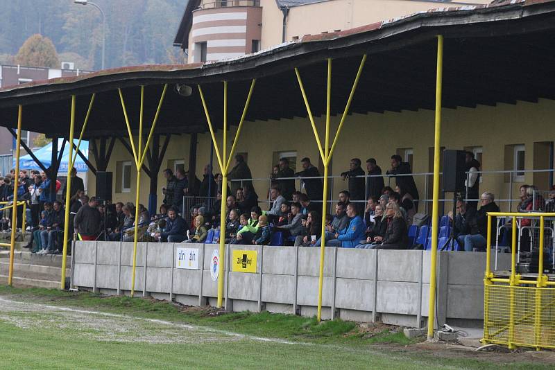 Fotbalisté Malenovic oslavili výročí devadesáti let od založení zápasem proti staré gardě Zlína. V sobotu navíc otevřeli novou tribunu.