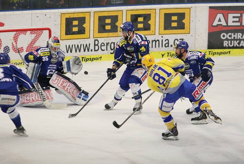 V úvodním utkání finále play off extraligy hokejistů hostil Zlín (ve žlutém) v moravském derby Kometu Brno.