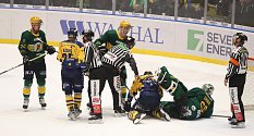 Hokejisté Zlína (žluto-modré) dresy se potřetí v sezoně utkali se Vsetínem.
