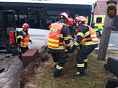 Záchranáři zasahují ve čtvrtek 8. února 2024 u nehody autobusu v Biskupicích na Zlínsku.