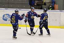 Hokejisté Zlína (modré dresy) v neděli porazili Kometu Brno 5:2.