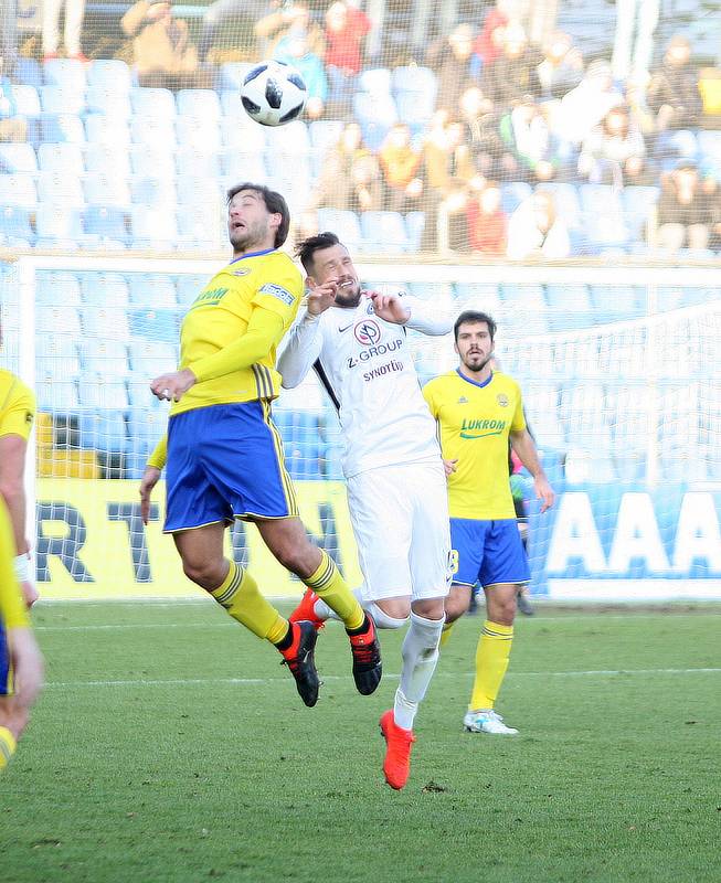 FC Fastav Zlín (ve žlutém) v derby proti 1.FC Slovácko