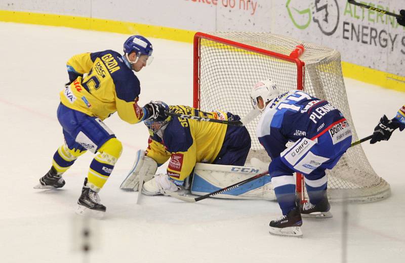 Extraligoví hokejisté Zlína (vš žlutém) v nedělním 26. kole doma hostili mistrovskou Kometu Brno. Na snímku dorážka Plekance