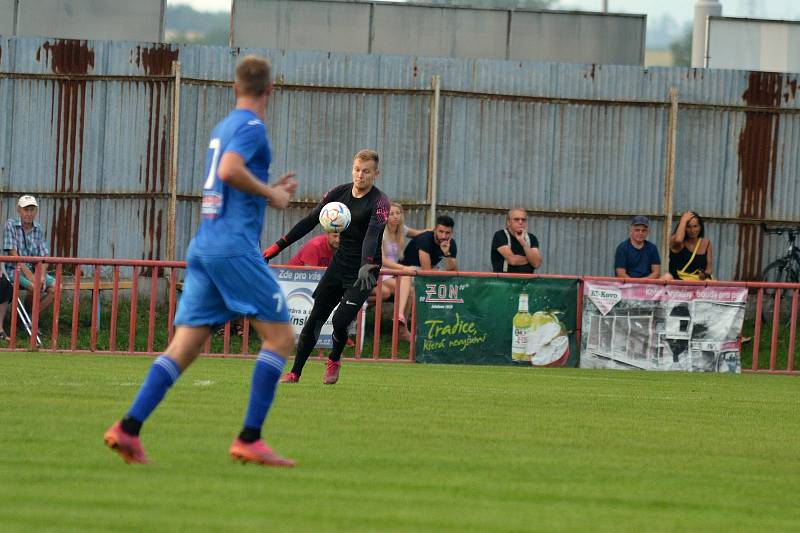 Fotbalisté Kvítkovic (modré dresy) doma prohráli s Baníkem Ostrava "B" 2:5.