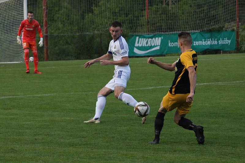 Fotbalisté Luhačovic (bílé dresy) v páteční předehrávce 4. kola krajského přeboru Zlínska podlehly Slušovicím 0:1 a dál čekají v nové sezoně na první výhru.