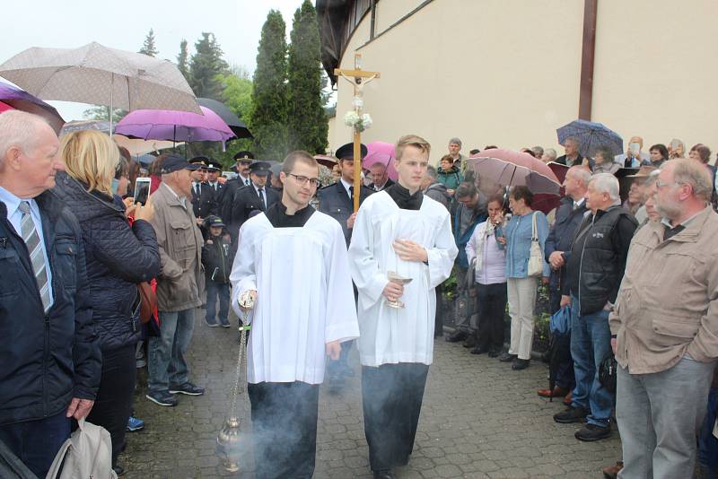 Žehnání pramenům. „Jde o děkovnou modlitbu, že v tomto kraji, našem městě i farnosti jsou léčivé prameny,“ vysvětlil farář Hubert Wojcik.