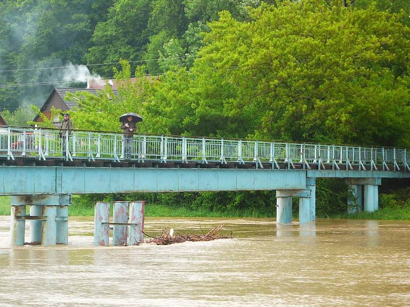 Stoupající hladinu řeky Moravy v Otrokovicích přicházely také v úterý 18.5.2010 na tamní Moravní lávku v místní části Bahňák sledovat desítky lidí.