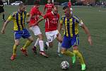 Fotbalisté Uherského Brodu (červené dresy) zvítězili v předkole MOL Cupu nad domácím Baťovem 5:0.