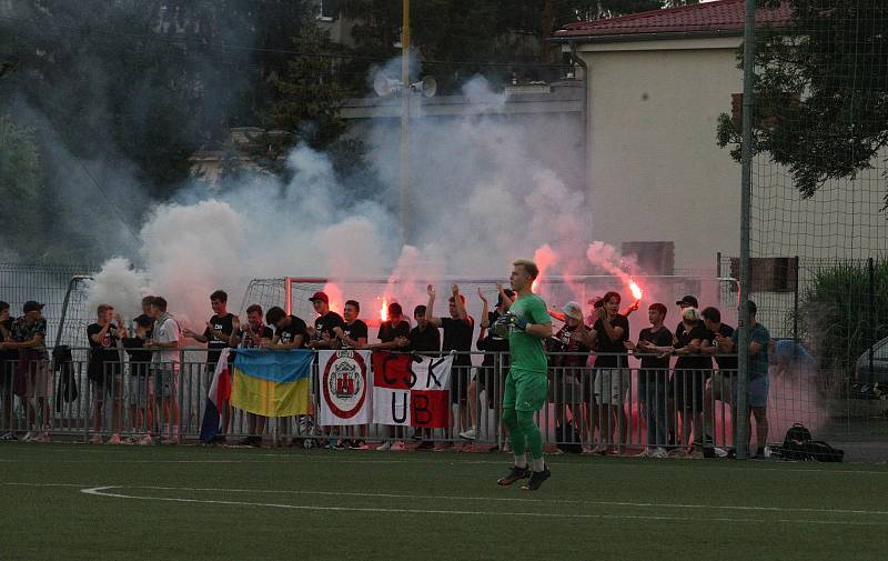 Fotbalisté Uherského Brodu (červené dresy) zvítězili v předkole MOL Cupu nad domácím Baťovem 5:0.