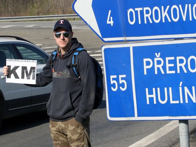 Marek Houser stopuje na silnici z Otrokovic do Tlumačova