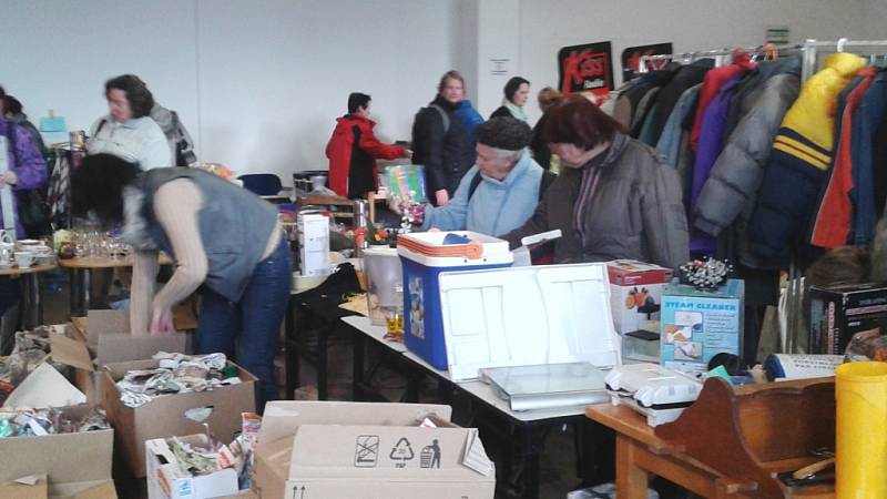 Návštěvníci dobročinného bazaru ve Zlíně nakupovali, na co přišli – keramiku, oblečení, staré knihy i korále