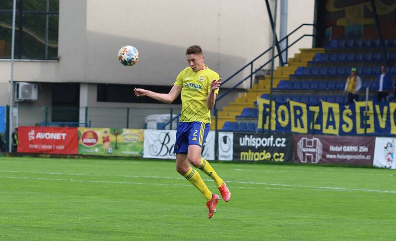 Fotbalisté Zlína (žluté dresy) ve 3. kola skupiny o záchranu podlehli pražským Bohemians 1905 1:4.