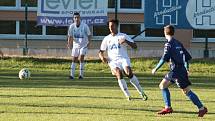 Fotbalisté Malenovic (v modrých dresech) prohráli v 9. kole I. B třídy skupiny B s vedoucím Fryštákem 0:7.