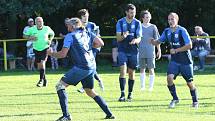 Fotbalisté Kudlova (šedé dresy) v nedělním derby podlehli Provodovu 1:2.