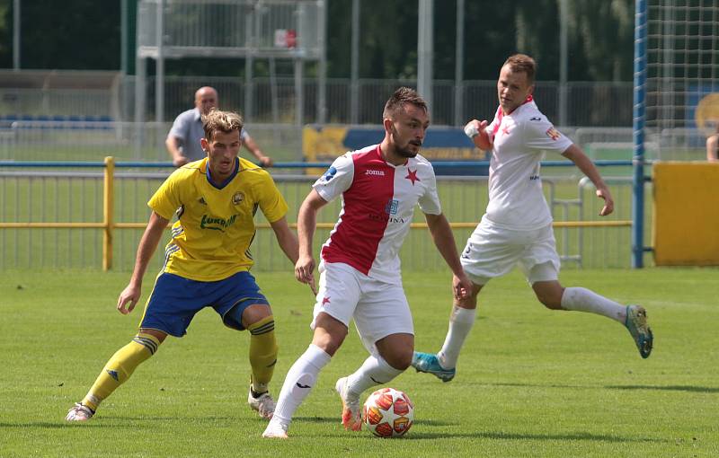 Fotbalisté Kroměříže (červenobílé dresy) remizovali na Vršavě s béčkem Zlína 1:1.