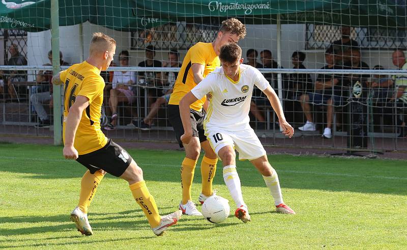 Fotbalisté Zlína B (bílé dresy) v 6. kole MSFL prohráli v Rosicích 1:2.