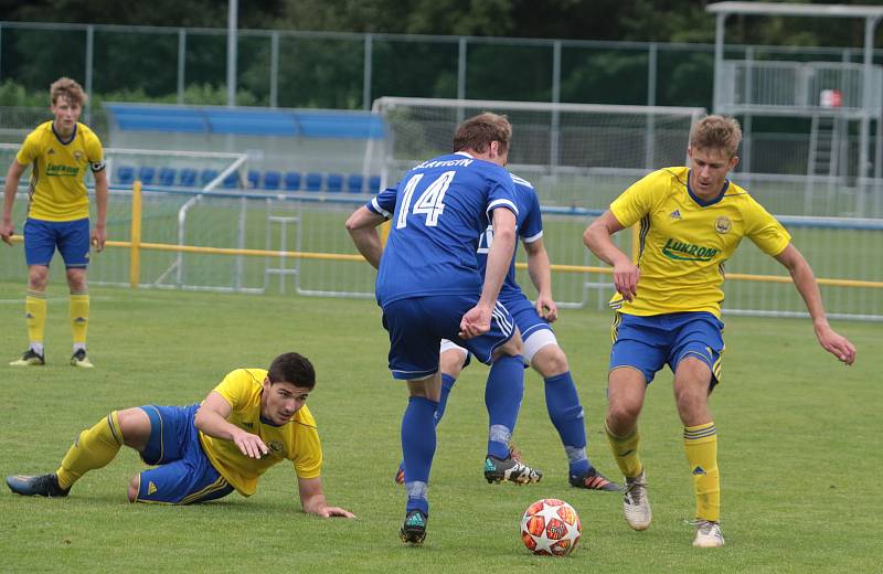 Fotbalisté Slavičína (v modrých dresech) na úvod přípravy zvítězili na Vršavě se Zlínem B 2:1