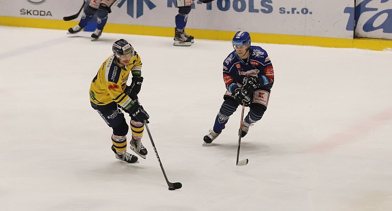 Hokejisté Zlína (žluté dresy) ve čtvrtek večer nestačili na Kladno.