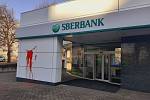 Ve Zlíně neznámý pachatel poškodil fasádu budovy Sberbank.