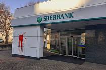 Ve Zlíně neznámý pachatel poškodil fasádu budovy Sberbank.