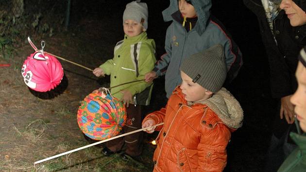 Lampionový průvod dětí ze zlínské mateřské školy na Santražinách