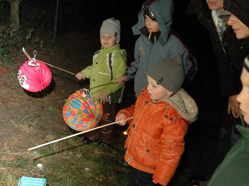 Lampionový průvod dětí ze zlínské mateřské školy na Santražinách