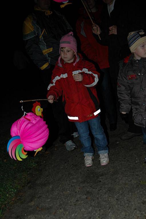 Lampionový průvod dětí ze zlínské mateřské školy na Santražinách