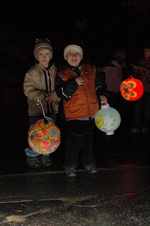 Lampionový průvod dětí ze zlínské mateřské školy na Santražinách