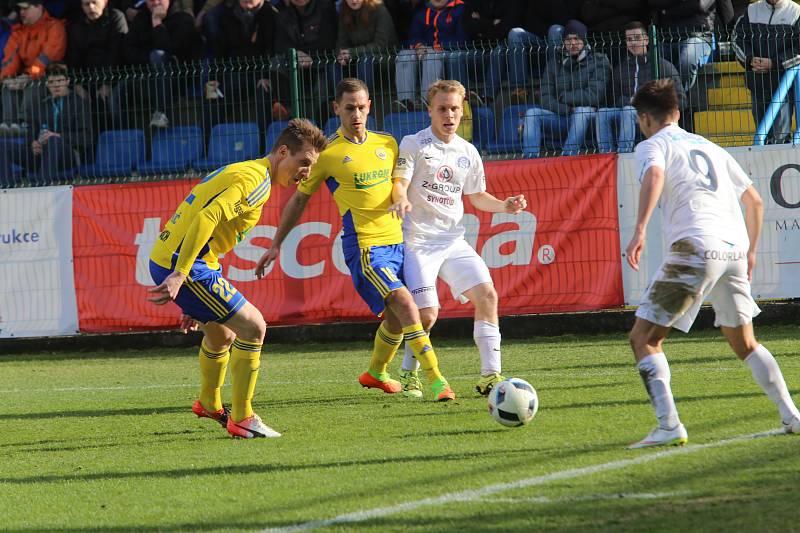 Fastav Zlín (ve žlutém) proti FC Slovácko