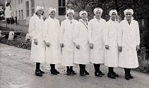 CCA 40. LÉTA. Snímek zachycuje členky tehdejšího Českého červeného kříže. Pochází asi z čtyřicátých let.