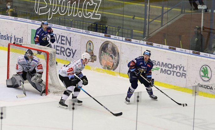 Hokejisté Zlína (modré dresy) ve 37. Tipsport extraligy vyzvali Karlovy Vary.