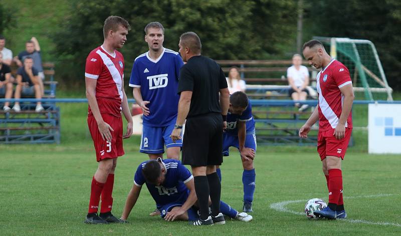 Dvizní fotbalisté Slavičína (v modrém) v rámci středečního 1. kola MOL Cupu doma vyřadili třetiligový Frýdek-Místek v prodloužení 3:2.