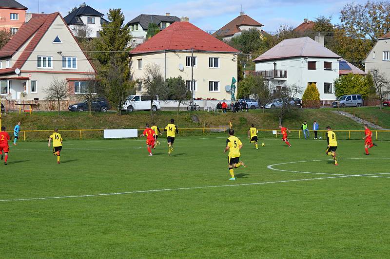 Fotbalisté Tečovic (žluté dresy) doma překvapivě přehráli Mladcovou.