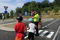 Děti v Luhačovicích trénují pravidla silničního provozu na novém dopravním hřišti