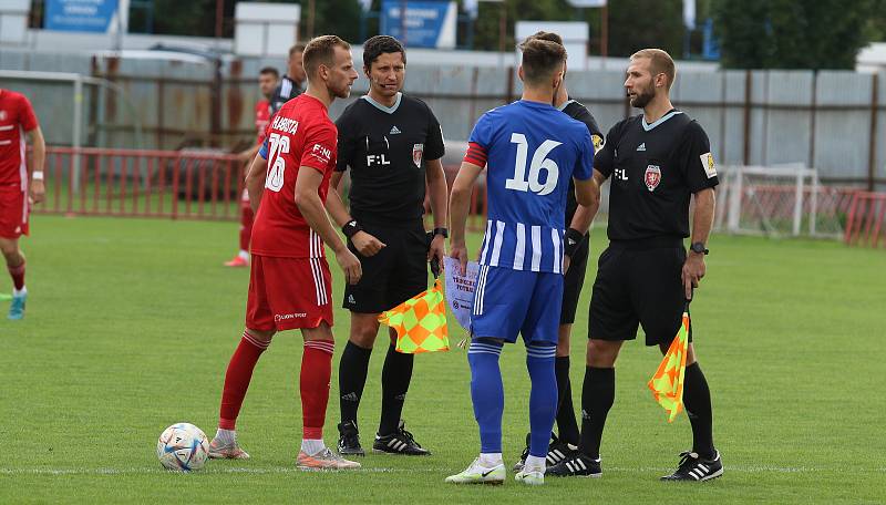 Fotbalisté Kvítkovic (modro-bílé dresy) v Mol Cupu prohráli s Třincem 1:5.