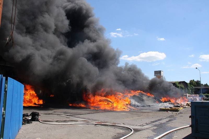 Jednu z budov v průmyslovém areálu TOMA v Otrokovicích na Zlínsku zasáhl v úterý požár.