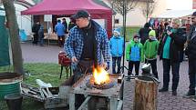 V Tlumačově rozsvítili vánoční stromek. Předtím si užili adventní jarmark