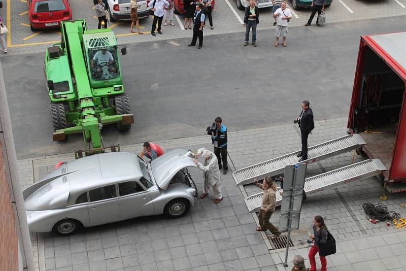 Automobil Zikmunda a Hanzelky se stěhuje