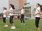 Ve středu se na Gahurově prospektu konalo cvičení pro veřejnost, které připravili na konec akademického roku sportovci ze zlínské Univerzity Tomáše Bati.